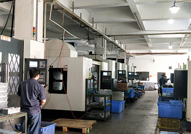 嚴格控制加工質(zhì)量，各類(lèi)儀器和檢具來(lái)保證精度