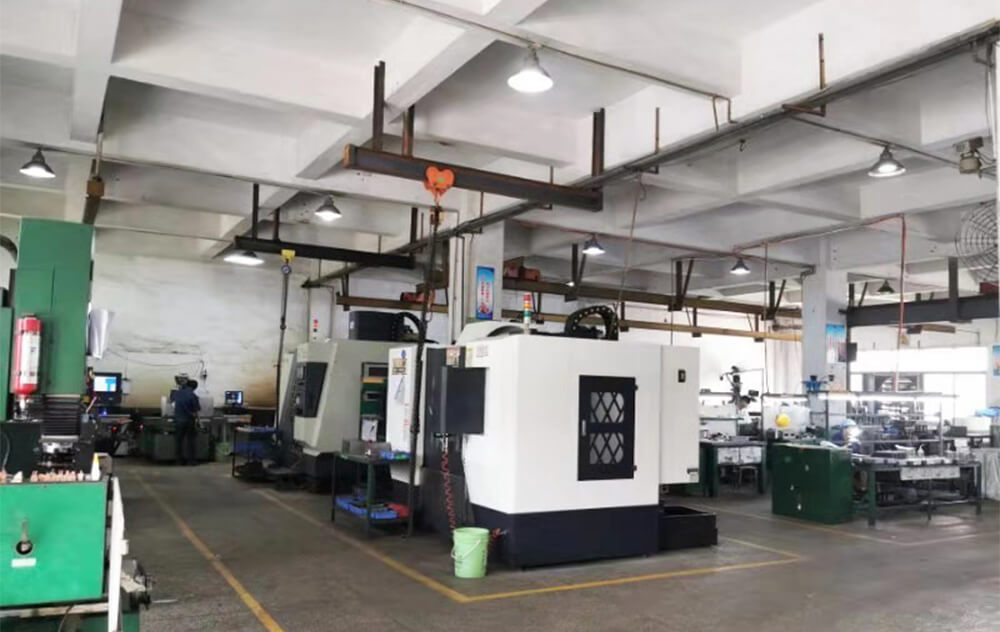 自有模具車(chē)間，擁有模具制作需要的各種機床、火花機、線(xiàn)切割機等設備，按客戶(hù)不同需要開(kāi)發(fā)新模。