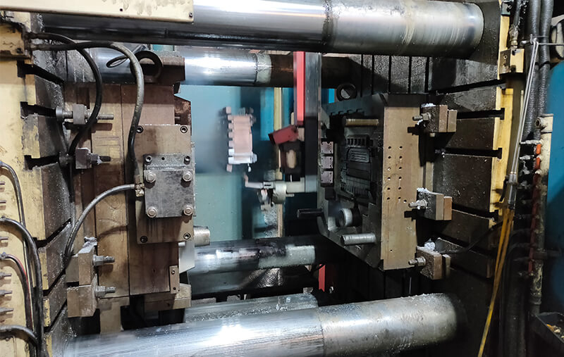 壓鑄成型，機器人取件