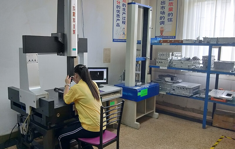 檢測中心：三次元，二次元，投影儀，鹽霧測試儀，探傷機，壓力測試，光譜分析儀，光澤計等21臺。