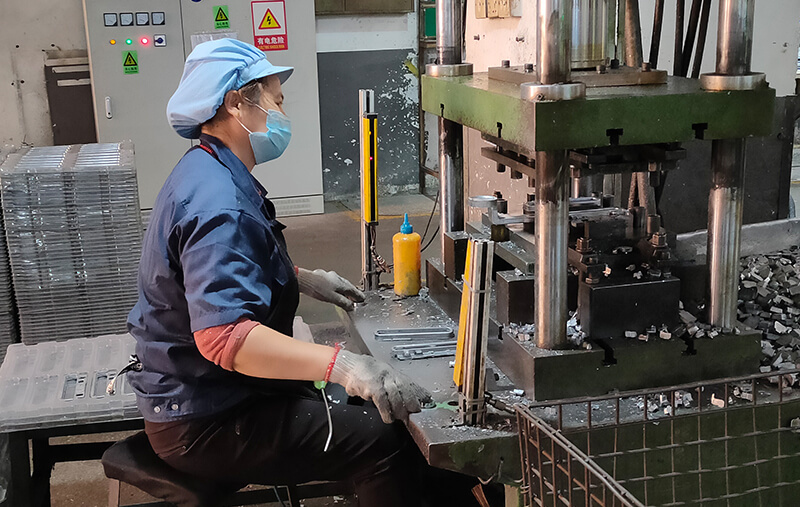 鑄件整平，切邊