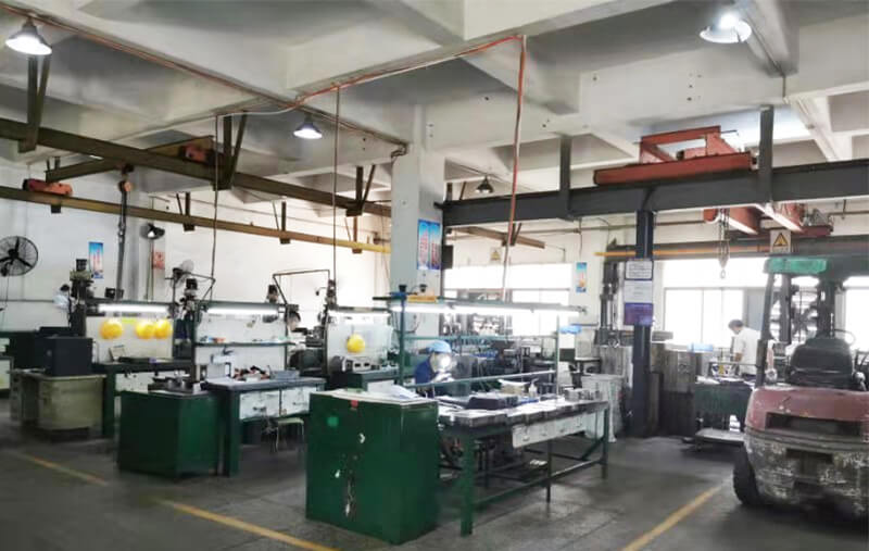 模房：線(xiàn)切割機，火花機，銑床，大磨床，精雕機共30臺。