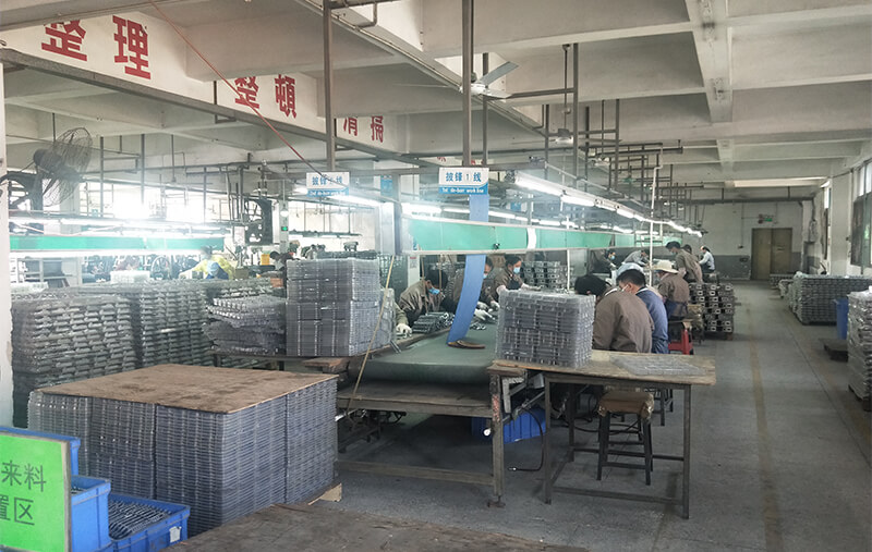 加工課：?jiǎn)屋S鉆床，整形線(xiàn)，去披鋒線(xiàn)，多軸鉆孔機，拉砂機，攻牙機，打磨線(xiàn)，甩干機等共55臺。