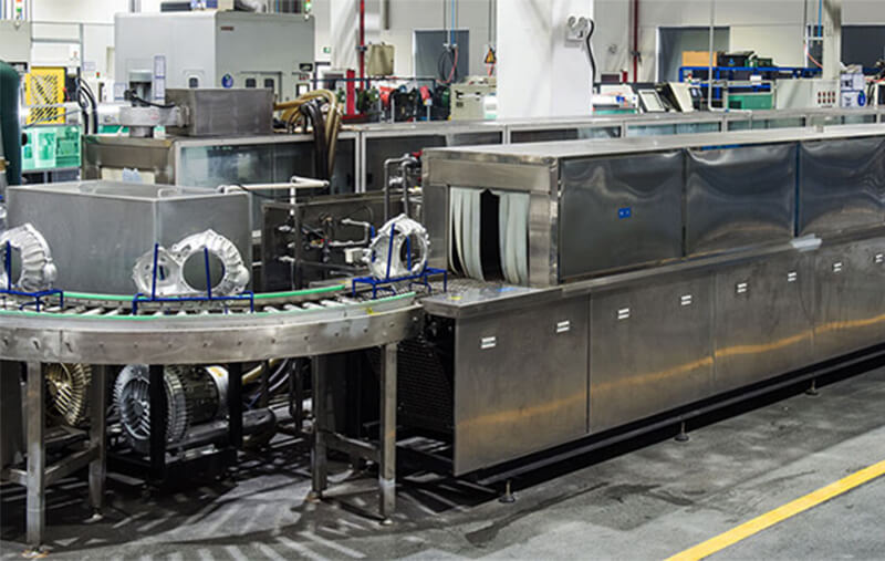 表面處理：噴砂，噴油，噴漆，噴粉，拋丸，流水線(xiàn)烘干線(xiàn)，超聲波清洗，磨光等共37臺。